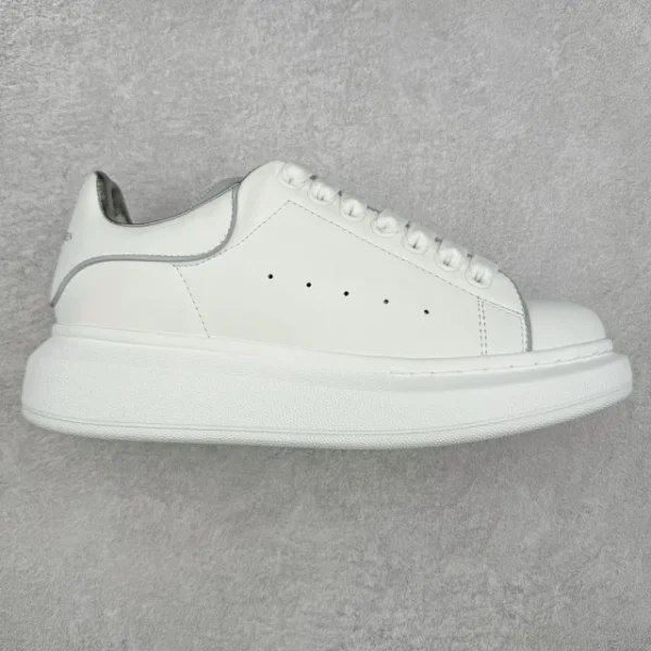 MCQUEEN White Grey Border